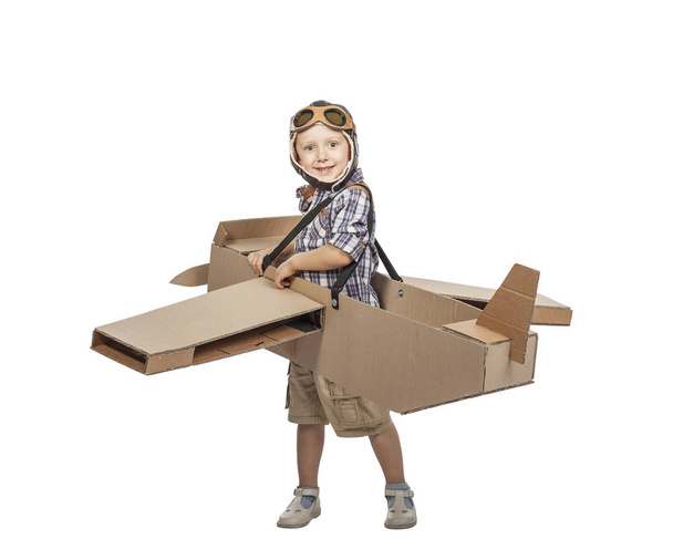 Kind met kartonnen vliegtuig - Foto, afbeelding