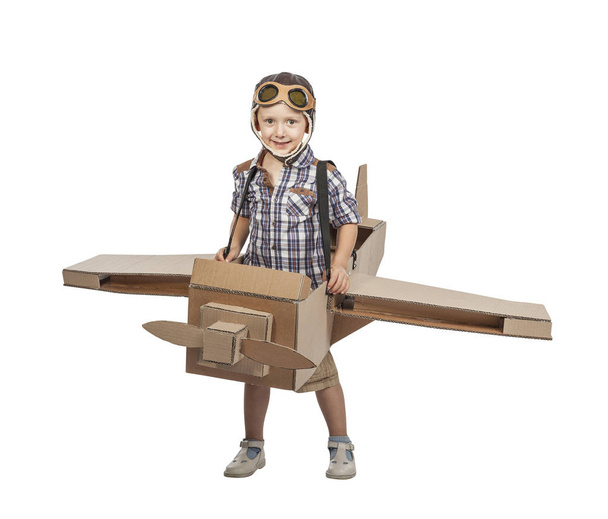 child with cardboard airplane - Φωτογραφία, εικόνα