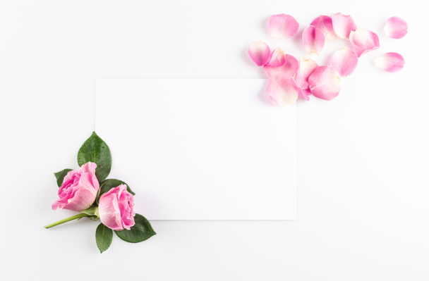rosas rosadas y tarjeta en blanco
 - Foto, Imagen