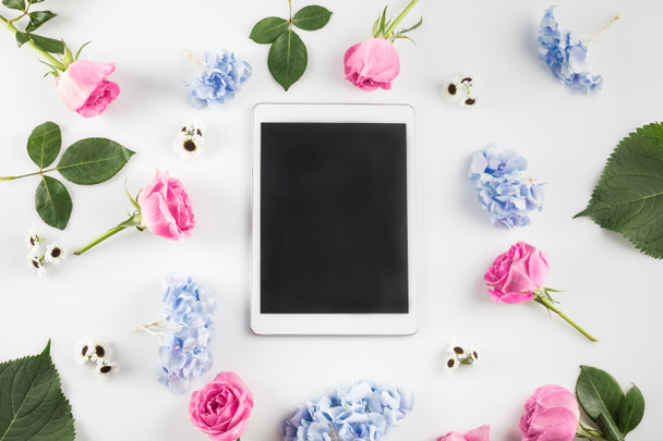 flores y tableta digital
 - Foto, imagen
