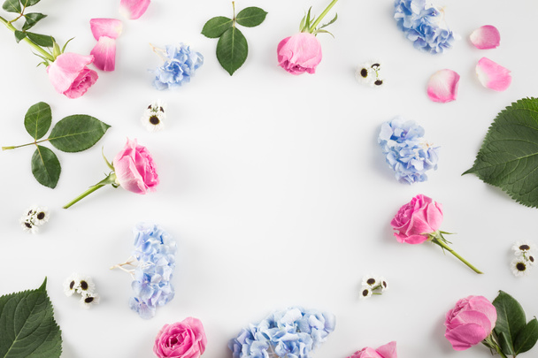 Rahmen aus Rosen, Hortensienblüten - Foto, Bild