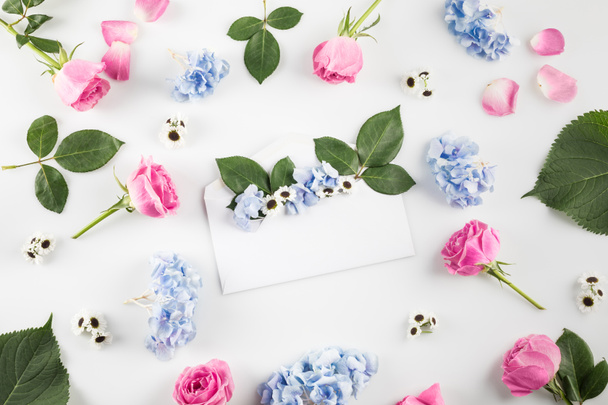 envelope with beautiful flowers - Φωτογραφία, εικόνα