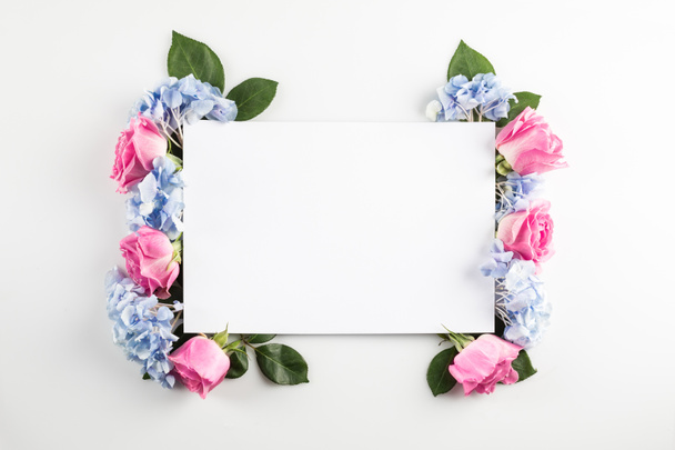 Flores y tarjeta en blanco
 - Foto, Imagen