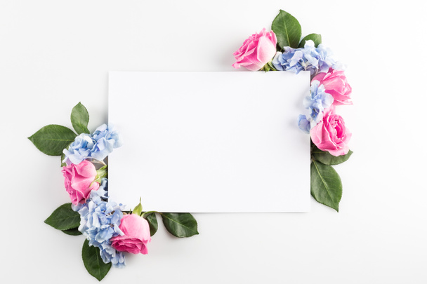 Flores y tarjeta en blanco
 - Foto, Imagen