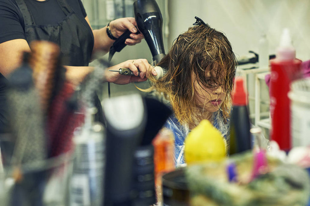 Dziewczyna w fryzjera - Zdjęcie, obraz