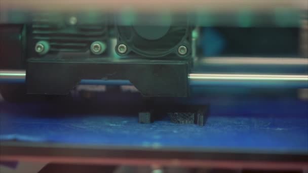 ABS plastik yüzey üzerinde uygulamak ve şekil yazdırma Modern 3d printerlere harcama maddeler - Video, Çekim