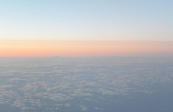 Летят над облаками. вид с самолета, мягкий фокус - Фото, изображение