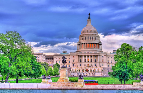 Здание Капитолия США с мемориалом Улисса Гранта. Вашингтон, округ Колумбия
 - Фото, изображение