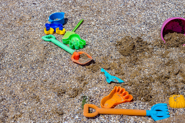 Літній час на пляжі та іграшки. Відпустка
 - Фото, зображення