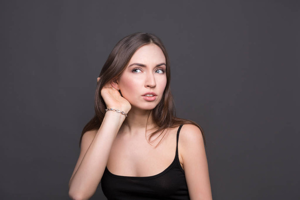 Mujer joven tratando de escuchar chismes
 - Foto, Imagen