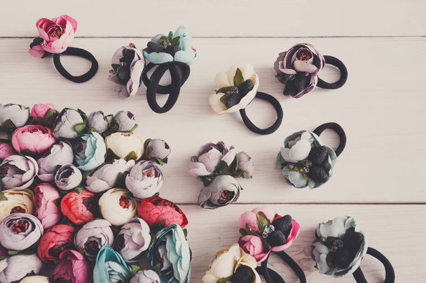 Verscheidenheid van haar rubbers, versierd met bloemen - Foto, afbeelding