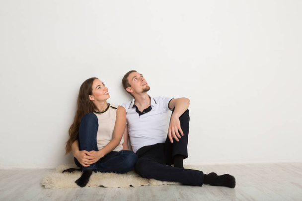Couple looking up at white background - Foto, immagini