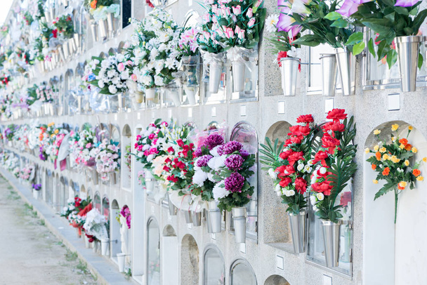 Flores en un cementerio - Foto, Imagen