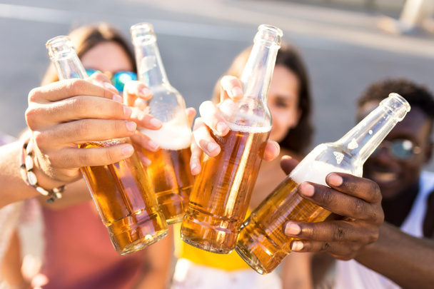 Gruppo di giovani che brindano con la birra in un'area urbana
. - Foto, immagini