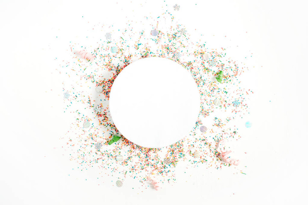 colorful confetti on white background - Foto, afbeelding