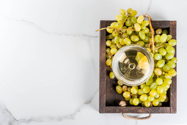 White grapes and wine - 写真・画像