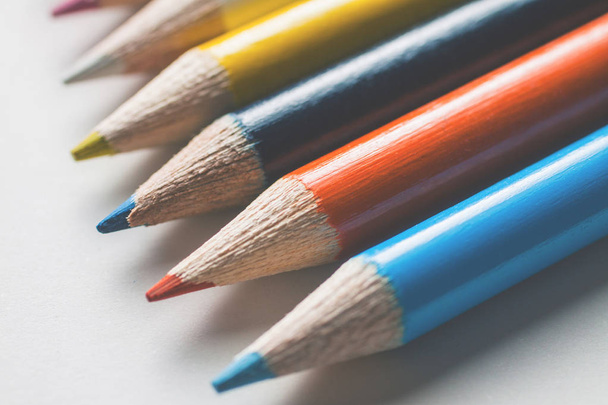 Крупный план группы разноцветных карандашей на белой поверхности
 - Фото, изображение