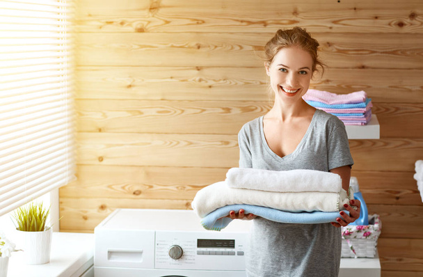 mujer ama de casa feliz en la sala de lavandería con lavadora   - Foto, imagen