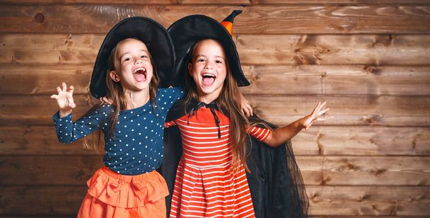 Смешные дети сестра близнецы девушка в костюме ведьмы в Хэллоуи
 - Фото, изображение