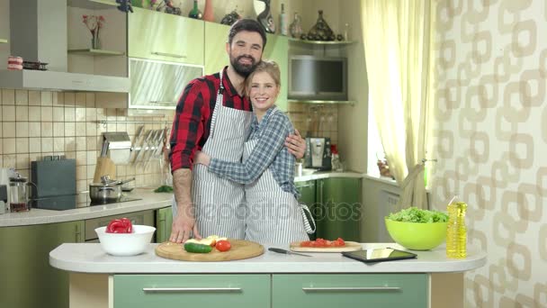 Mladý pár s úsměvem, kuchyň. - Záběry, video