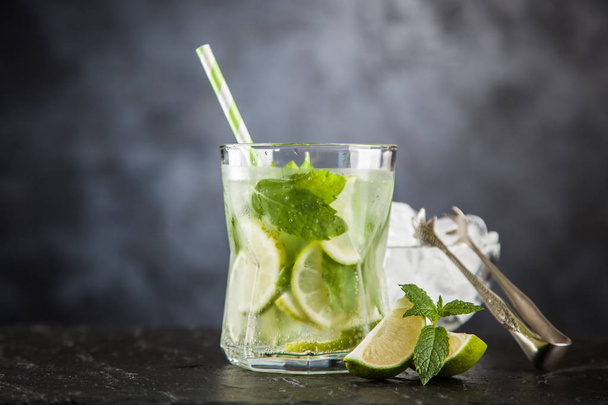 Mojito cocktail op donkere achtergrond - Foto, afbeelding