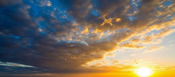 tmavé mraky při západu slunce - Fotografie, Obrázek