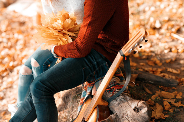 秋のピクニック。テントの近くのギターで幸せなカップル. - 写真・画像