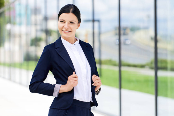 Porträt einer selbstbewussten Geschäftsfrau neben dem Büro - Foto, Bild