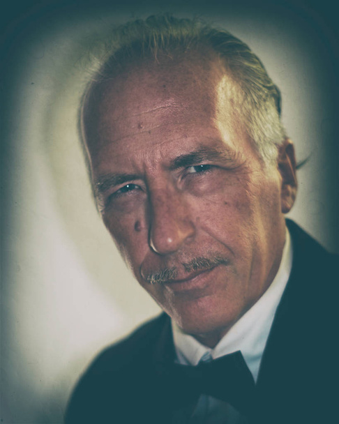 uomo più anziano con baffi colore vintage
 - Foto, immagini
