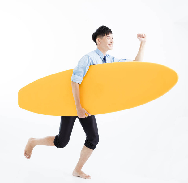 サーフボードと夏の休暇の概念を持ったビジネスマン - 写真・画像