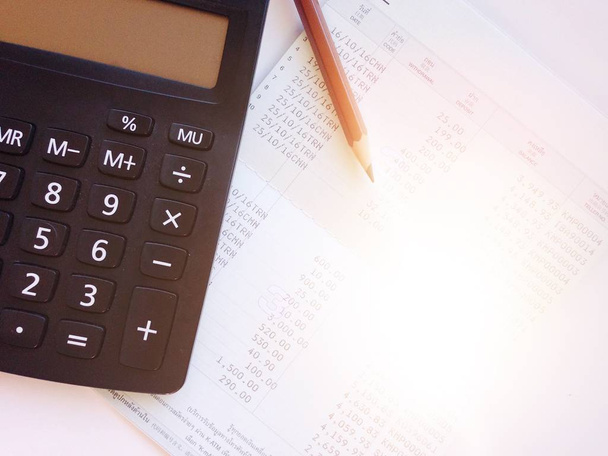 Lápis, calculadora e conta poupança caderneta ou ficha financeira em fundo branco
 - Foto, Imagem