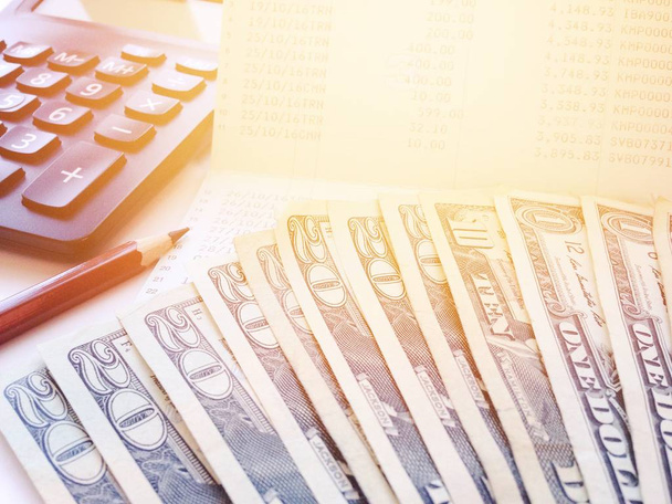 Деньги, калькулятор и карандаш на сберегательном пароле или финансовой отчетности
 - Фото, изображение