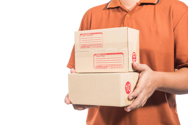 teslimatçı kahverengi üniformalı bir paket kutu holding - Fotoğraf, Görsel