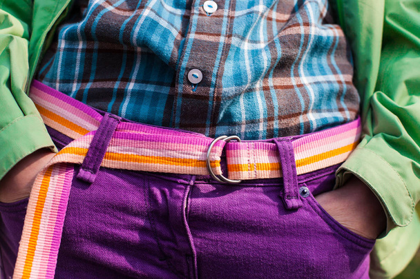 Полосатый пояс к фиолетовым брюкам
. - Фото, изображение
