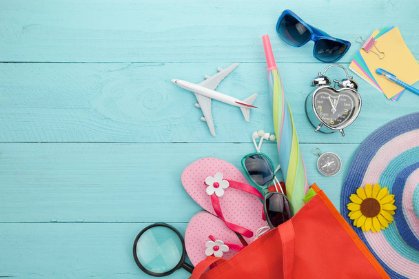 Strand accessoire, hoed, zonnebril, schoenen, paraplu, vliegtuig model - Foto, afbeelding