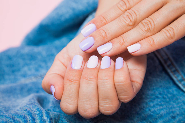 Prachtige vrouwelijke pols met nail manicure closeup - Foto, afbeelding
