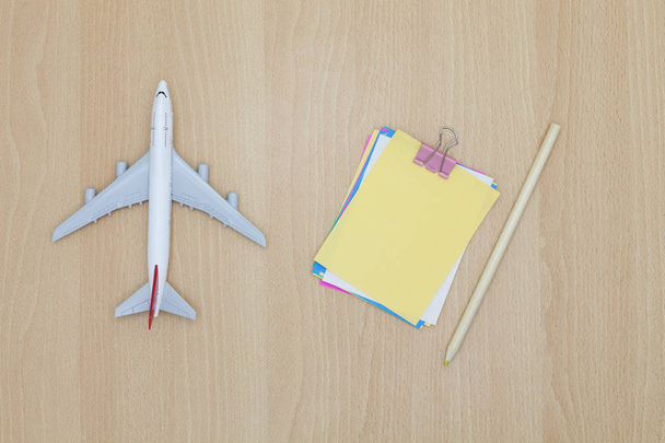 vliegtuig model op houten achtergrond, concept reizen en tour  - Foto, afbeelding