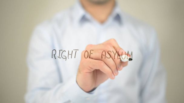 Derecho de asilo, hombre escribiendo en pantalla transparente
 - Foto, imagen