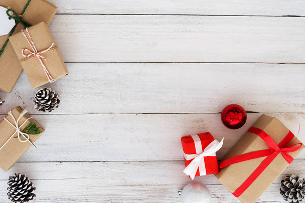 Caja de regalos de Navidad y Año Nuevo
 - Foto, Imagen