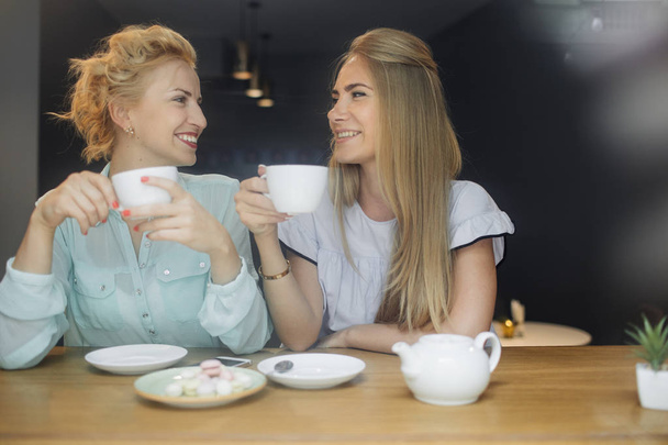 Women with hot coffee drink and  cookies - Foto, Bild