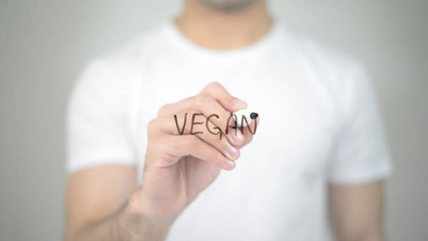 vegan, Mann schreibt auf transparentem Bildschirm - Foto, Bild