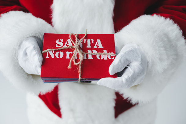 Papai Noel segurando cartas
 - Foto, Imagem