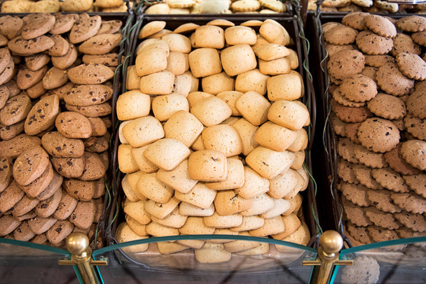 Різні види печива в магазині
 - Фото, зображення