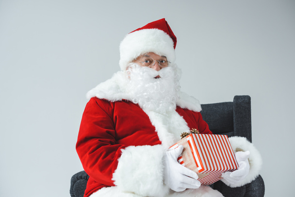 santa claus with gift box - Foto, afbeelding