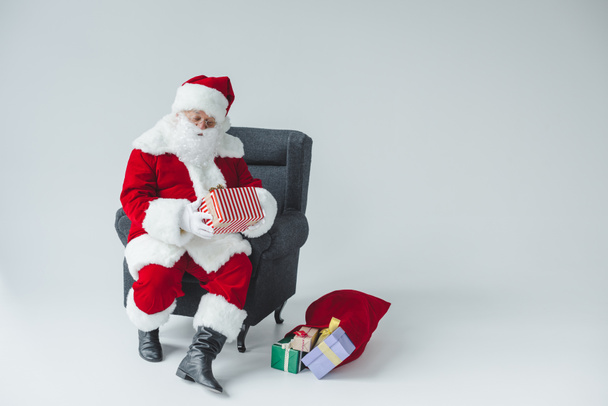 Санта-Клаус с подарочными коробками
 - Фото, изображение