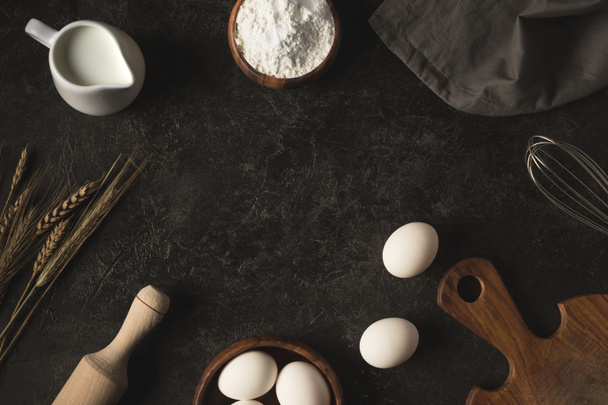 bakkerij-ingrediënten en keukengerei - Foto, afbeelding