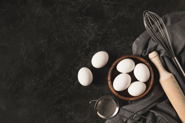 nyers tojás és a konyha utensisl - Fotó, kép