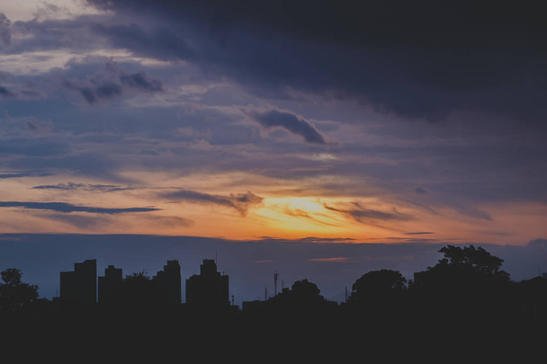 Романтичне небо заходу сонця з пухнастими хмарами і красивою силою
 - Фото, зображення
