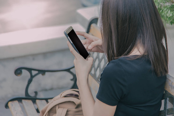 Дівчина використовує мобільний телефон Селфі в місцях на відкритому повітрі
   - Фото, зображення