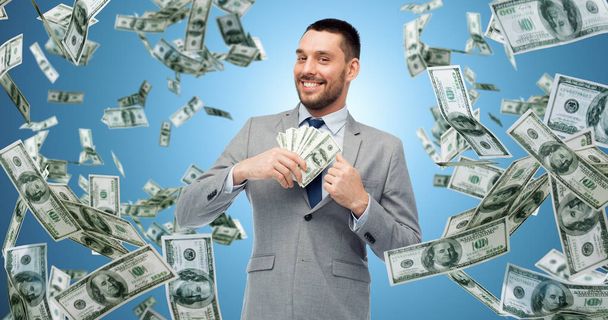 uomo d'affari sorridente con soldi del dollaro americano
 - Foto, immagini